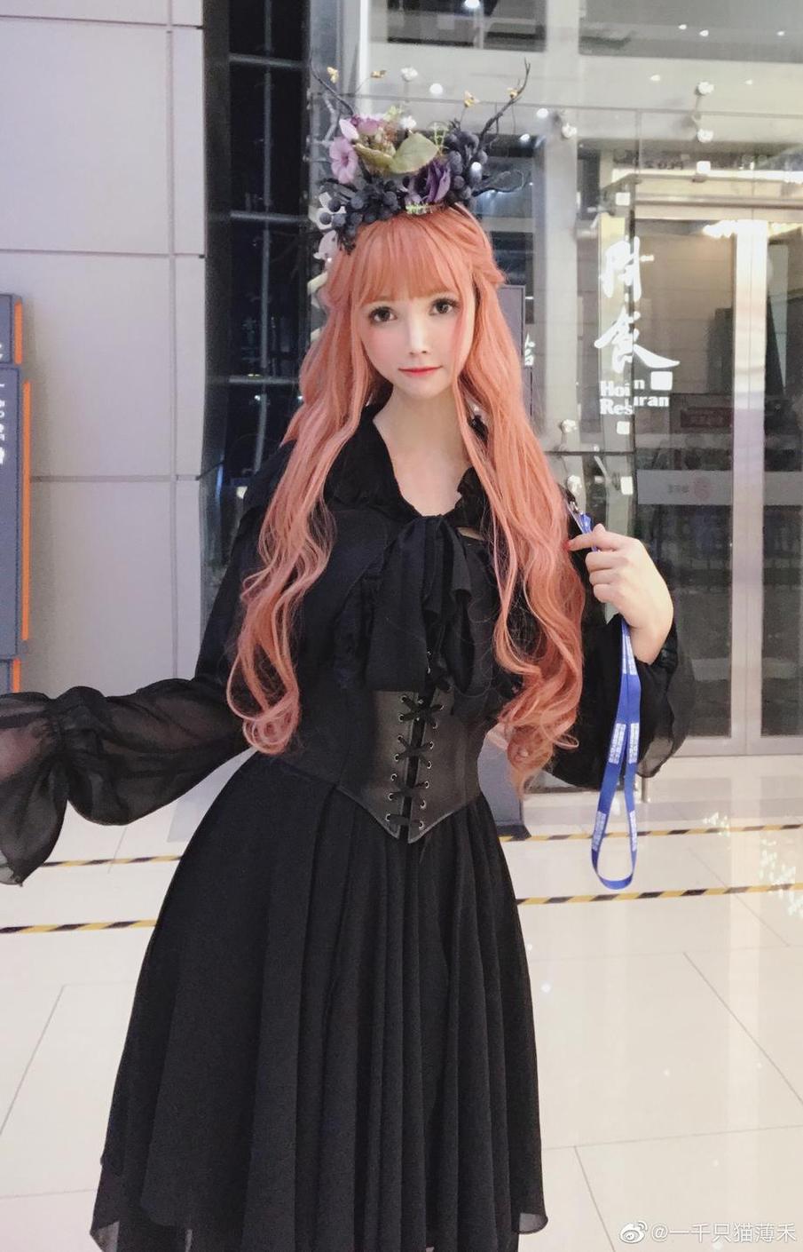 独家揭秘：一千只猫薄禾黑礼服cos拍摄后的美图