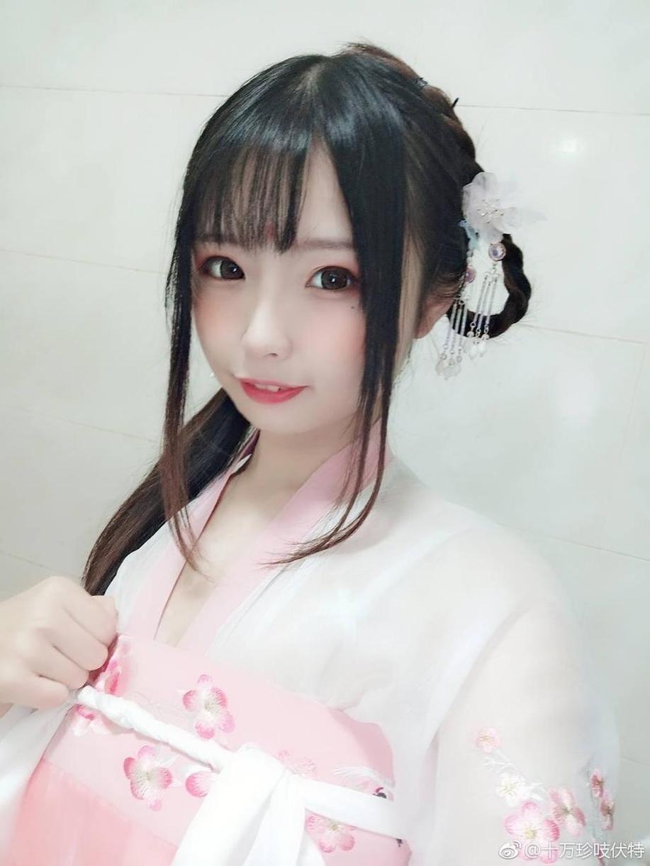 十万珍吱伏特泳装，映照夏日的快乐