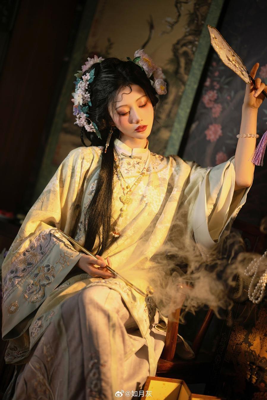 跟随coser如月灰毛衣感受cos的魅力