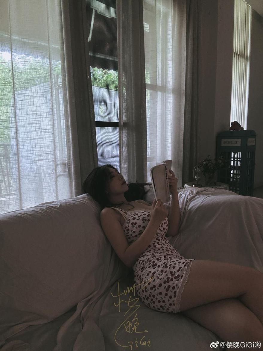 樱晚gigi下雨了，美丽如画的姿态，为您带来最精美的照片。