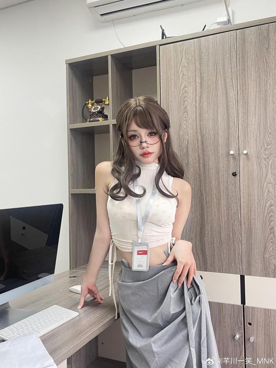 车模女神搭配酷炫大佬的一笑芳香沁图片双人