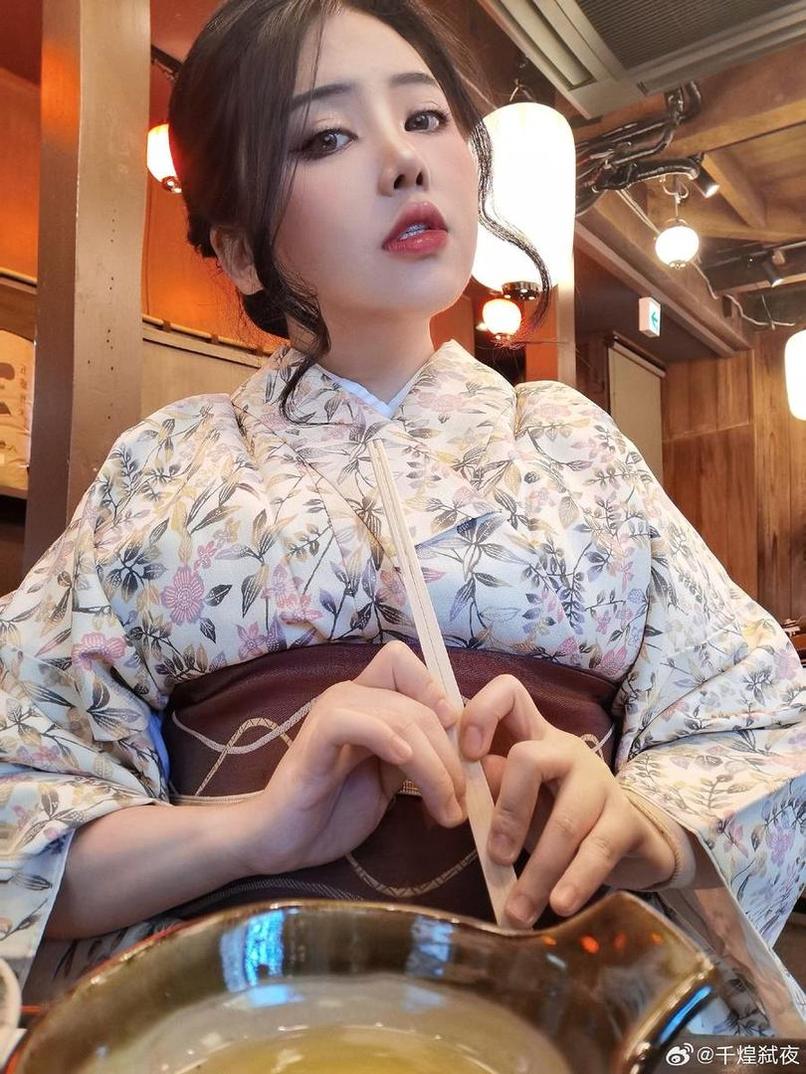千煌弑夜作品：灼眼的美图套装，等你壁纸加持。