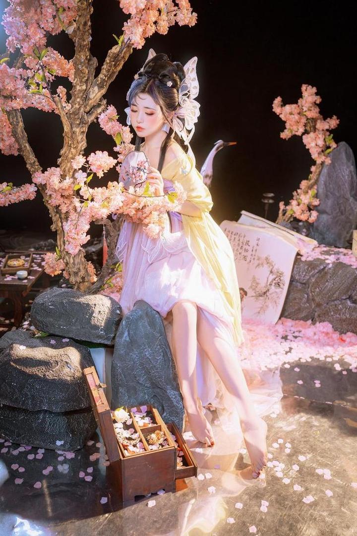 喵小吉迅雷下载，领略花草美景，欣赏原图展现的自然韵味。