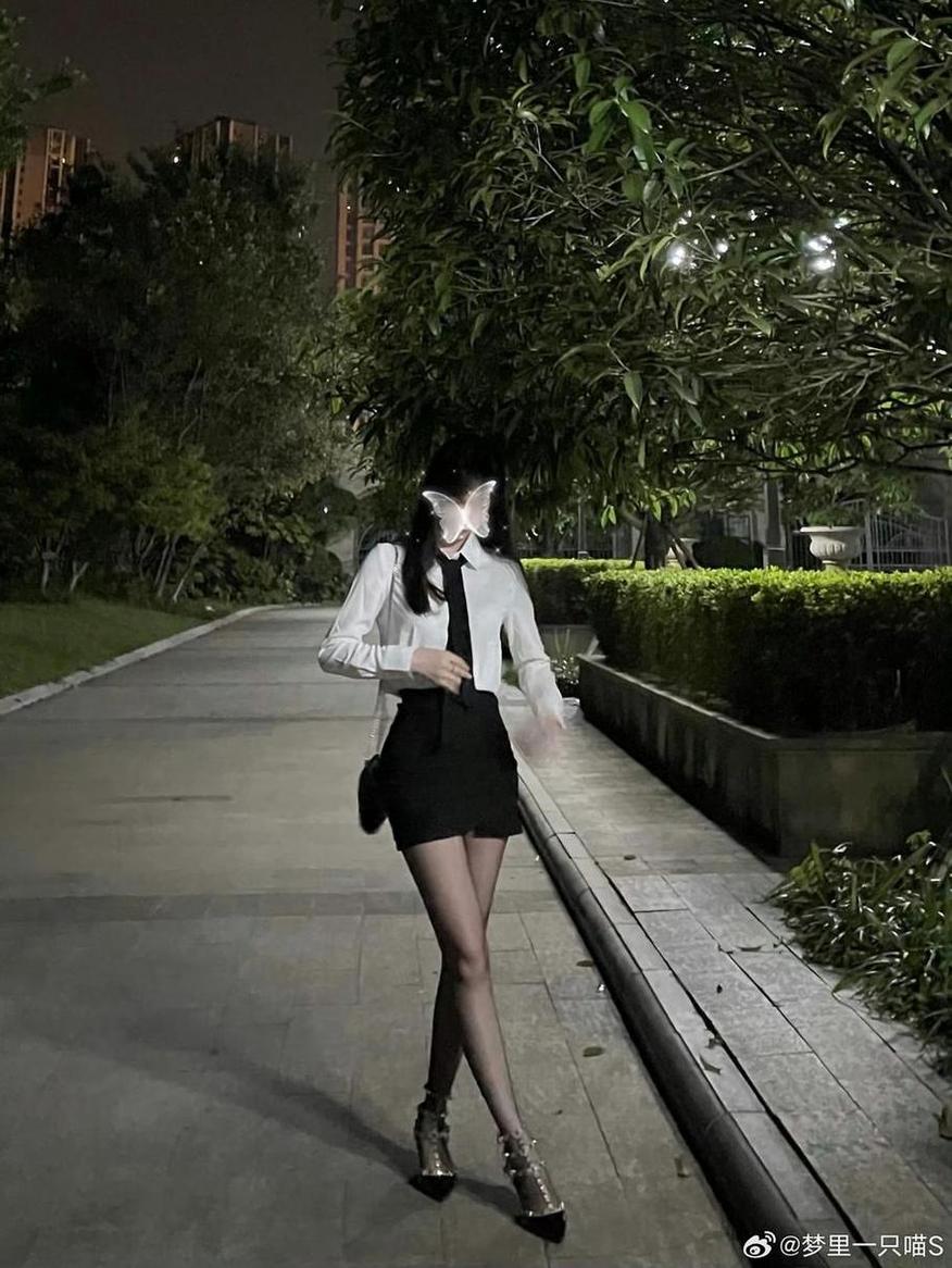 梦里一只喵乐摄网：众星捧月，真相图片。