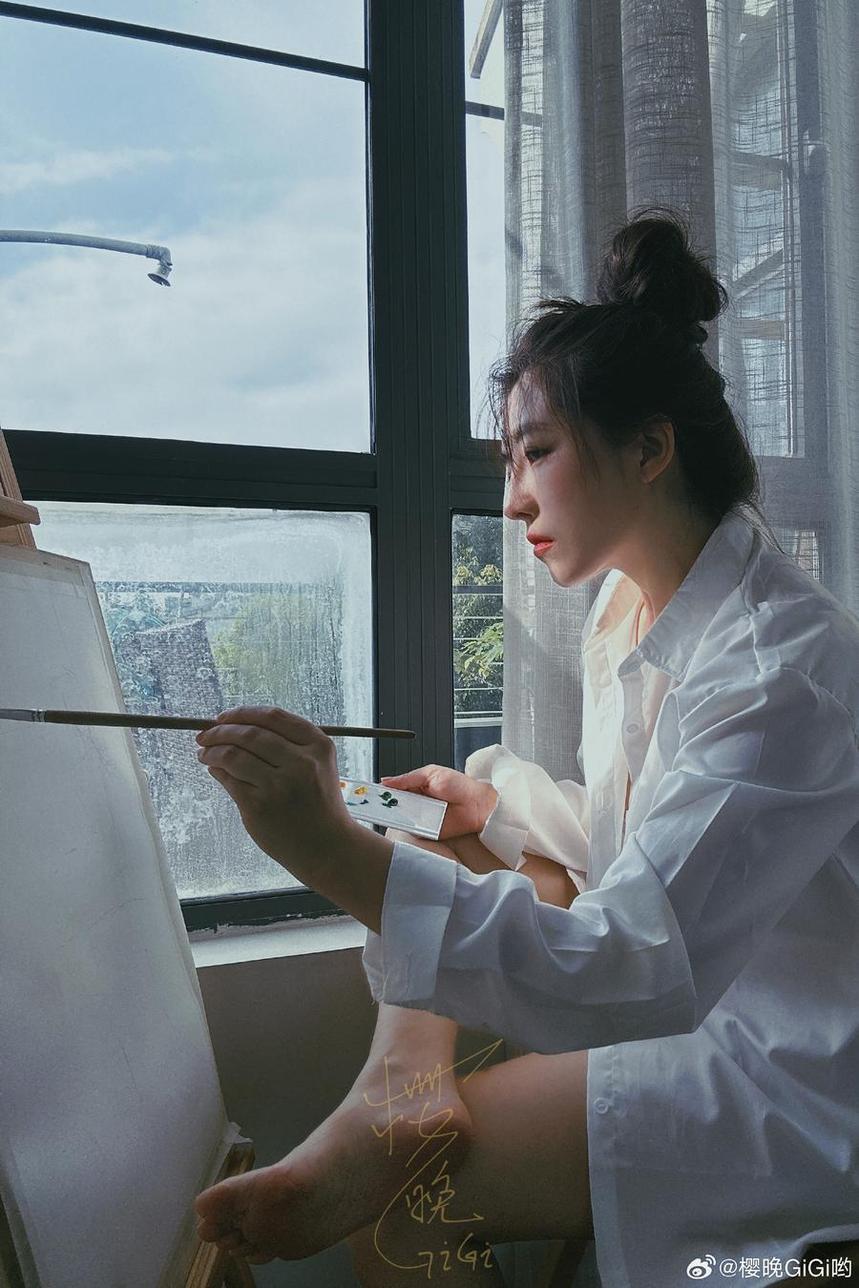 揭开神秘面纱，樱晚gigi微博下雨天的套装隆重登场