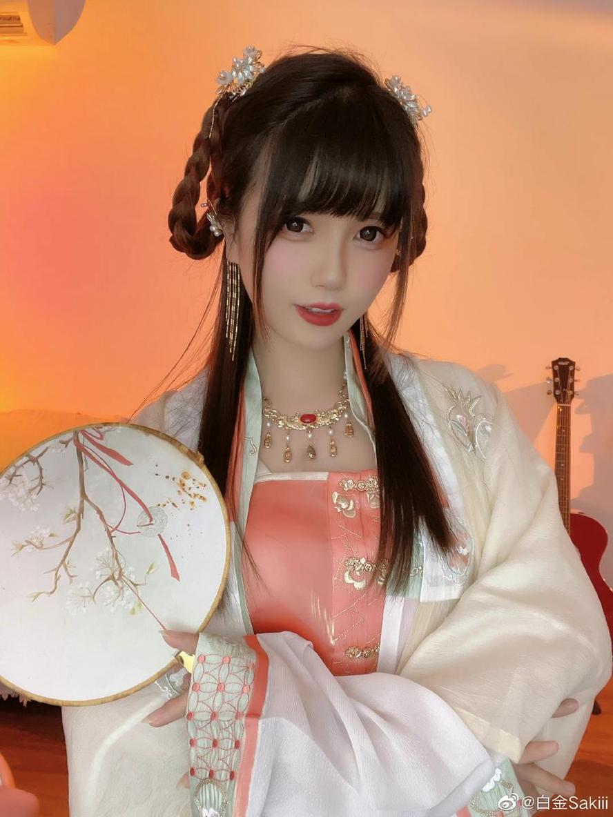 这个摄影作品展示了白金saki泳装cos的超美形象。